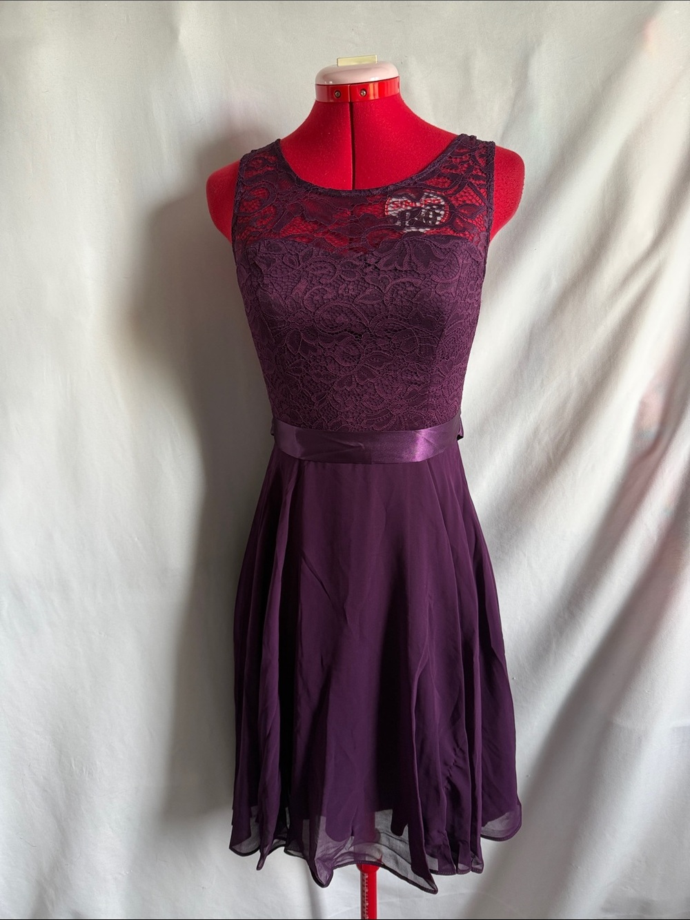 Sleeveless Lace Bodice Midi Dress in Plum